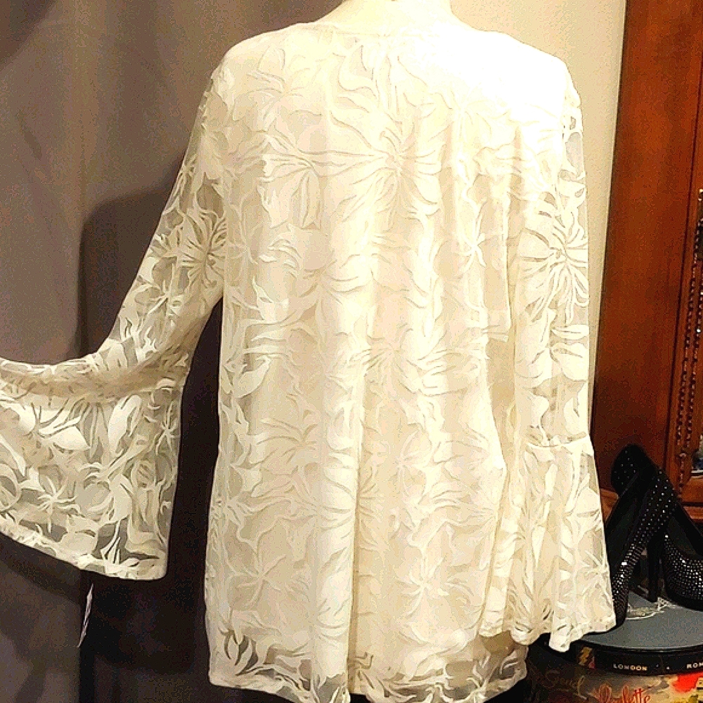 Alfani NWT Graphic Nature White Lace Top - Picture 2 of 3